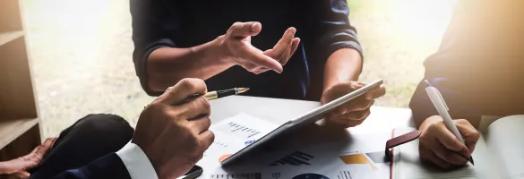 Eine Nahaufnahme von Händen, die einen Stift und ein Tablet halten