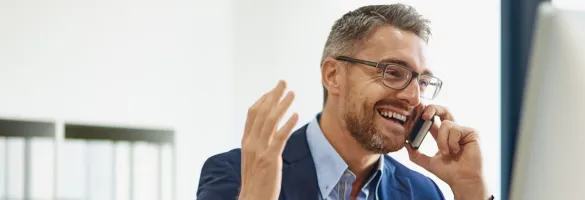 Ein Mann in Anzug und Brille