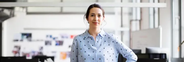 Eine Frau in einem blauen Hemd