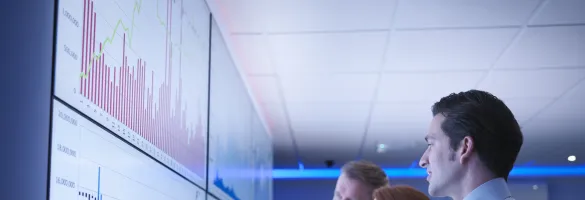 Eine Gruppe von Menschen, die auf einen großen Bildschirm schauen