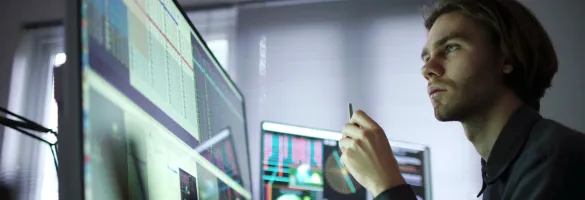 Ein Mann, der auf einen Computerbildschirm schaut