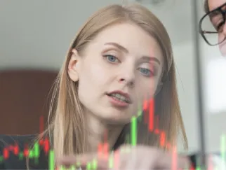 Eine Frau, die auf ein Diagramm schaut