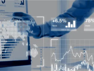Eine Person, die einen Bildschirm mit einem Diagramm berührt