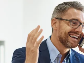 Ein Mann in Anzug und Brille