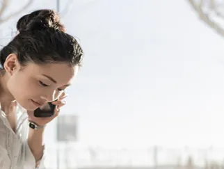 Eine Frau, die mit einem Handy telefoniert