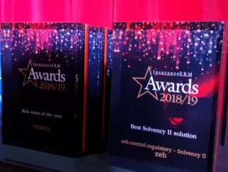 Eine Gruppe von Büchern in einem Regal