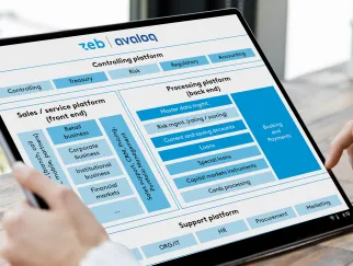 Eine Hand, die ein Gerät hält