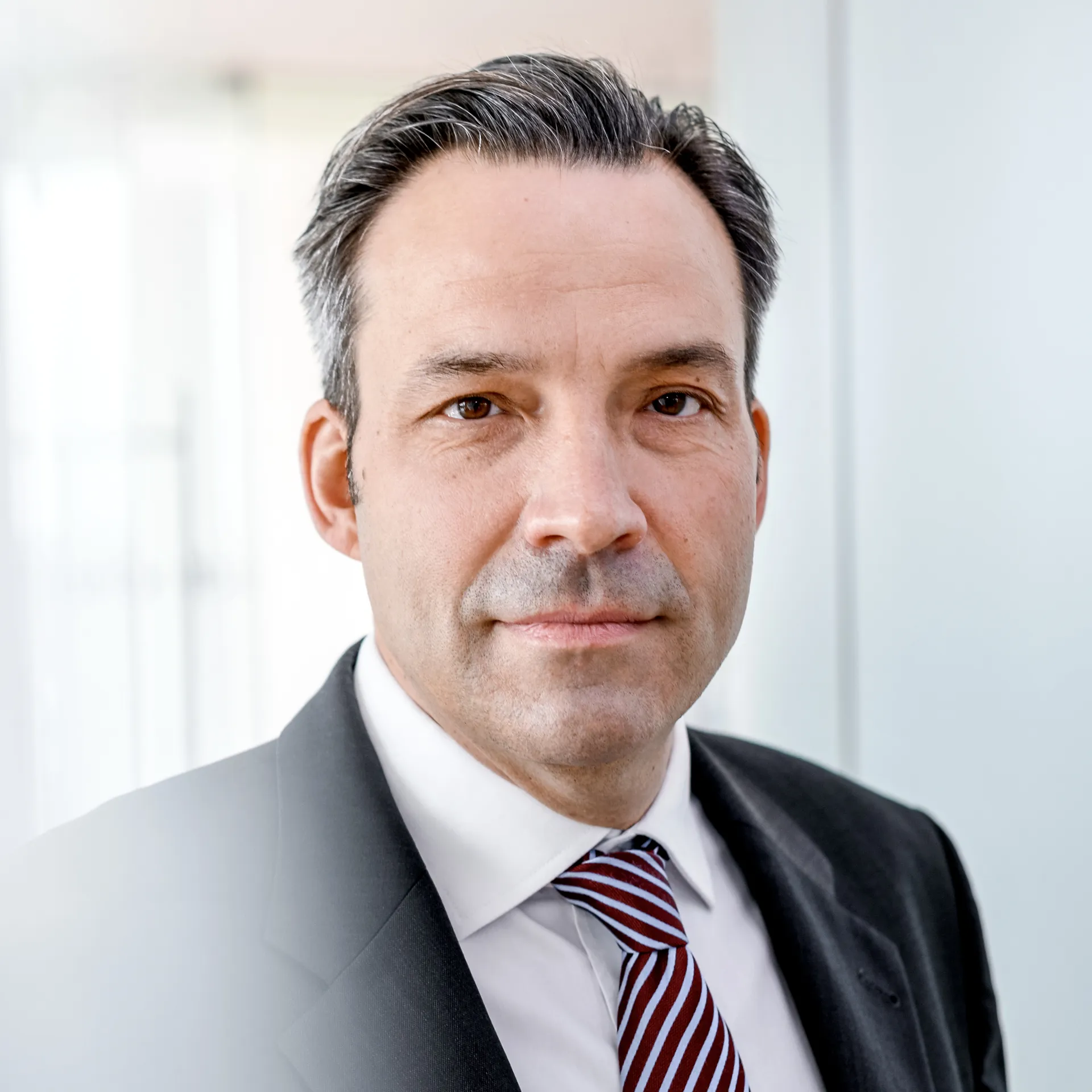 Ein Mann in Anzug und Krawatte