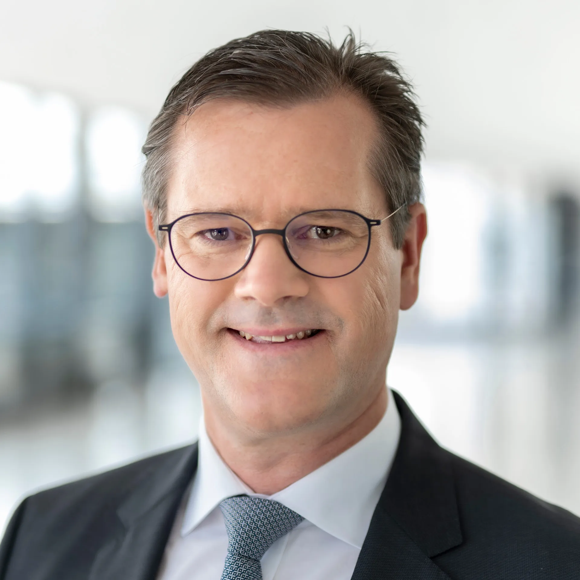 Ein Mann mit Brille und Anzug