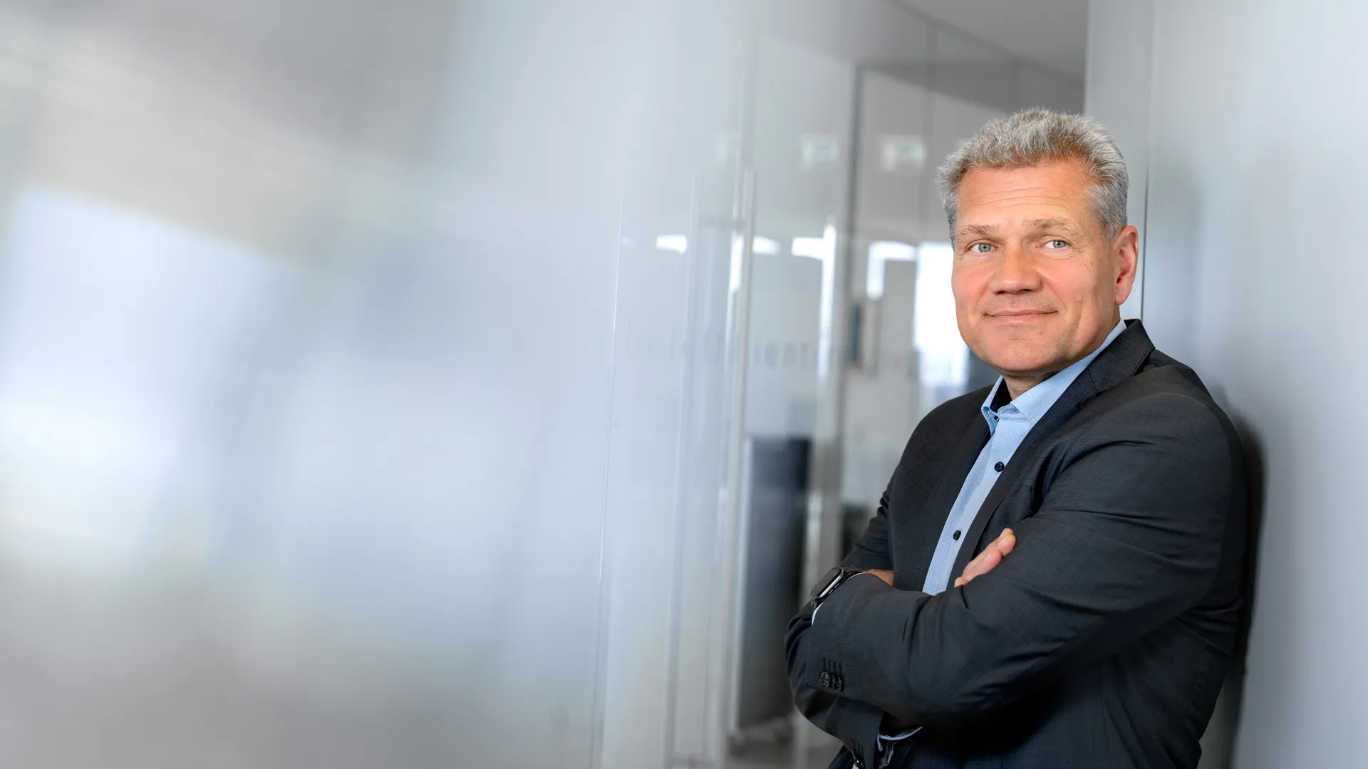 Ein Mann, der mit verschränkten Armen steht