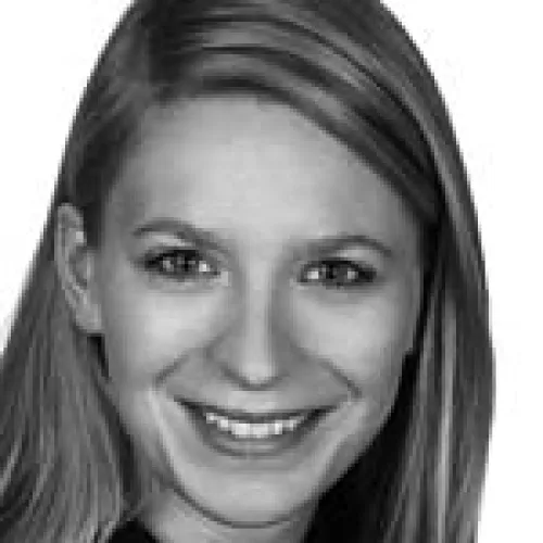 Eine Nahaufnahme einer lächelnden Frau