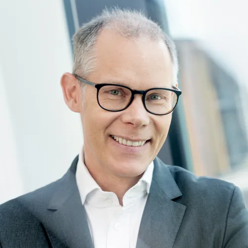 Ein Mann mit Brille und Anzug